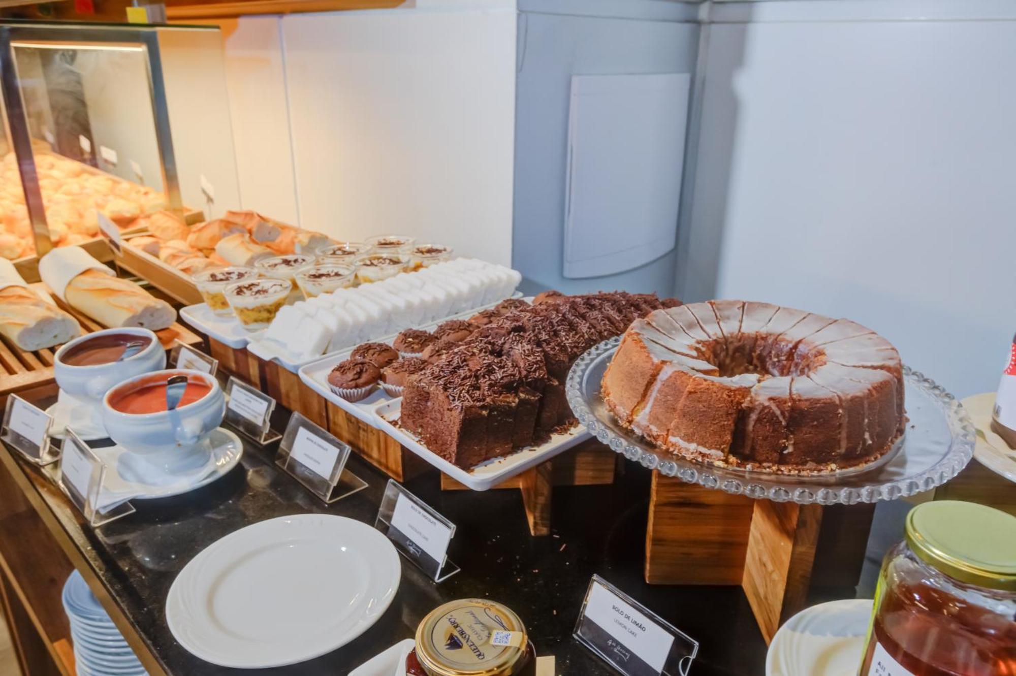 Radisson Sao Paulo Paulista Otel Dış mekan fotoğraf A selection of cakes at a buffet