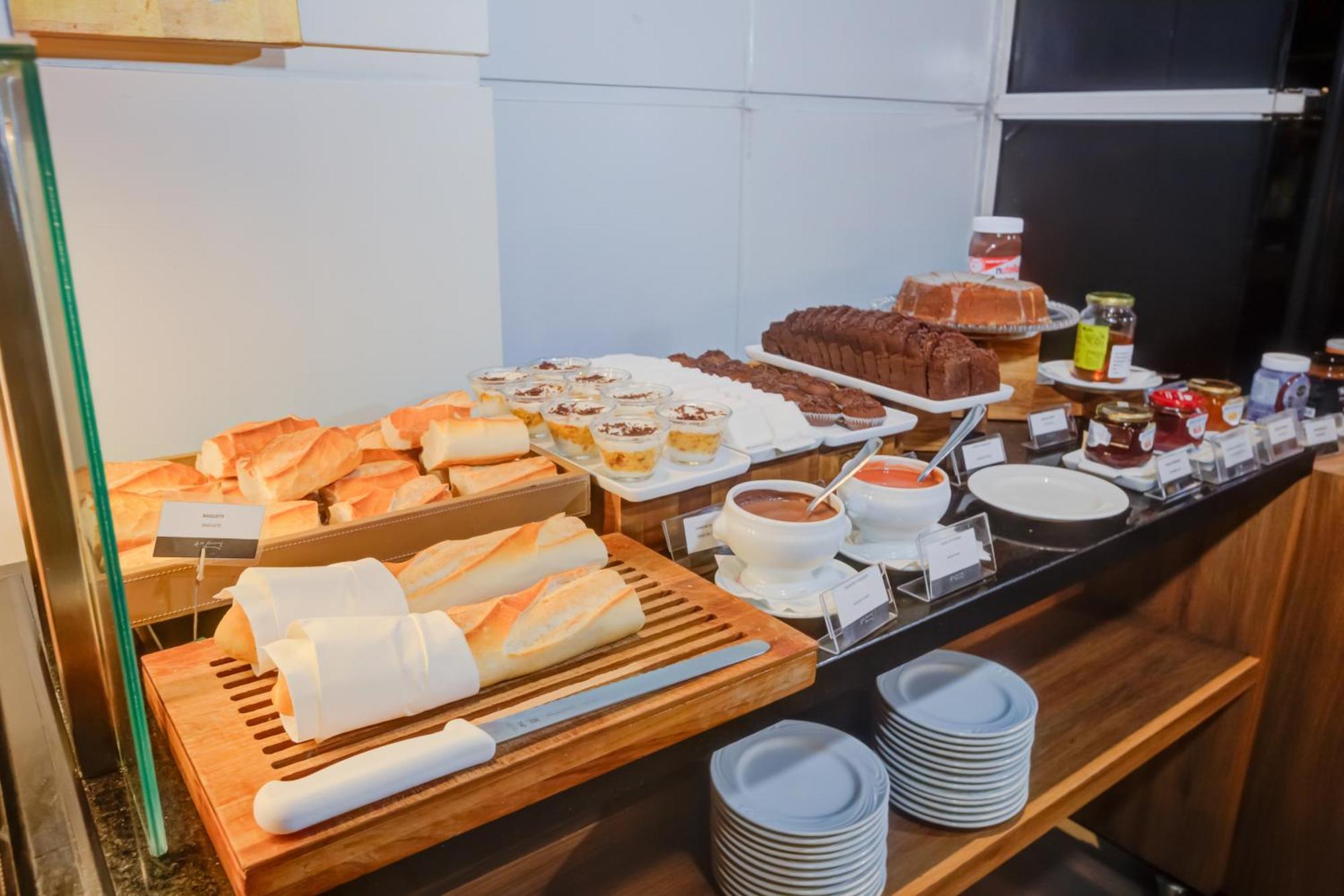 Radisson Sao Paulo Paulista Otel Dış mekan fotoğraf A selection of pastries at a buffet