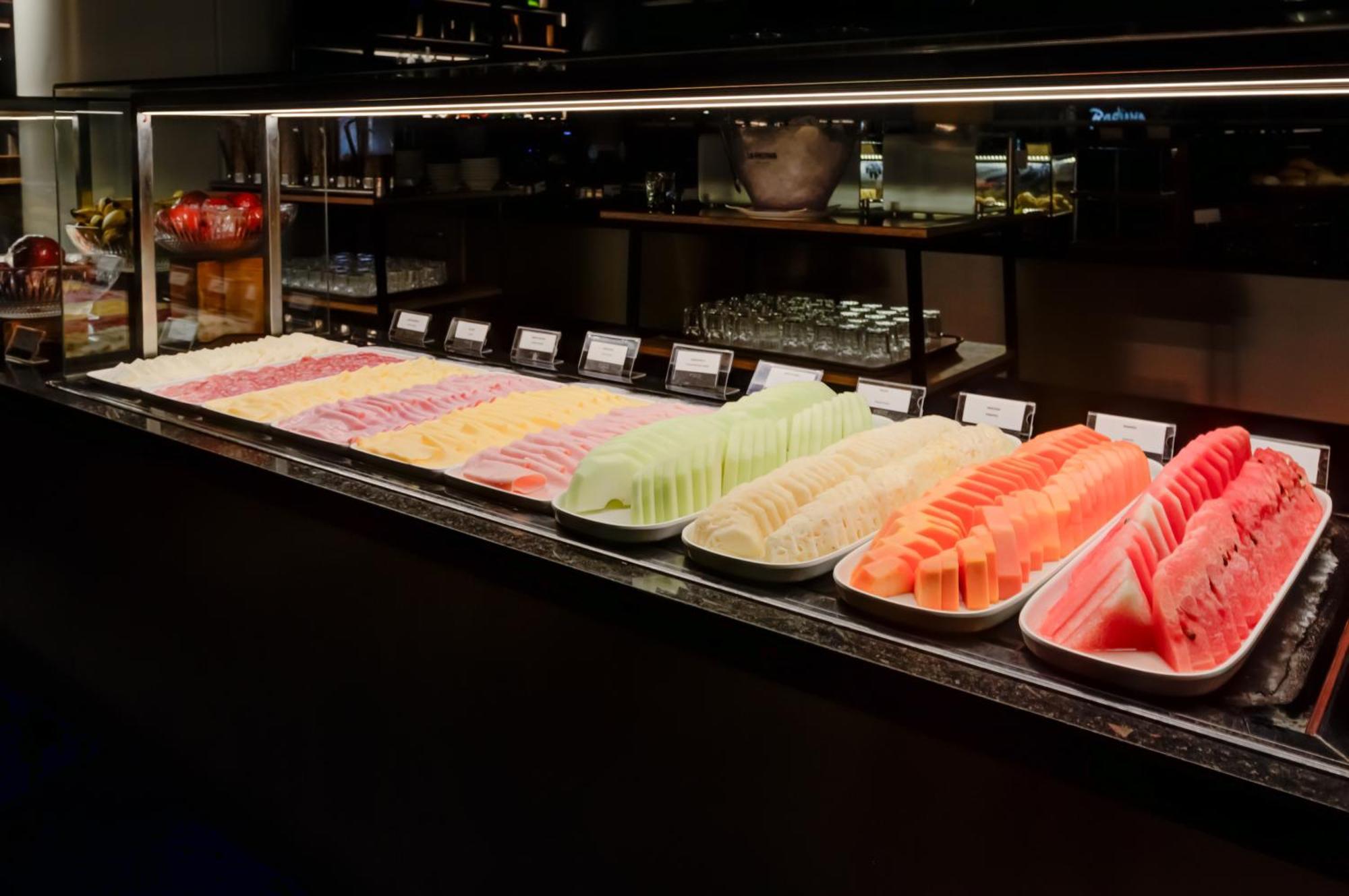 Radisson Sao Paulo Paulista Otel Dış mekan fotoğraf A selection of fruit at a buffet