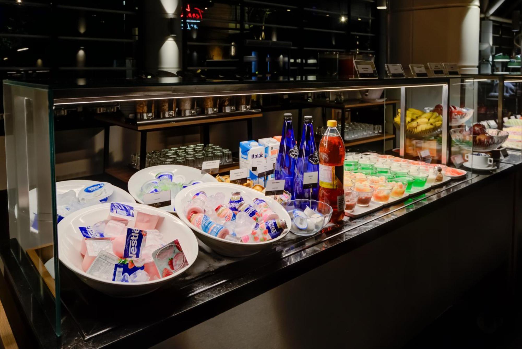 Radisson Sao Paulo Paulista Otel Dış mekan fotoğraf A selection of soft drinks at a buffet