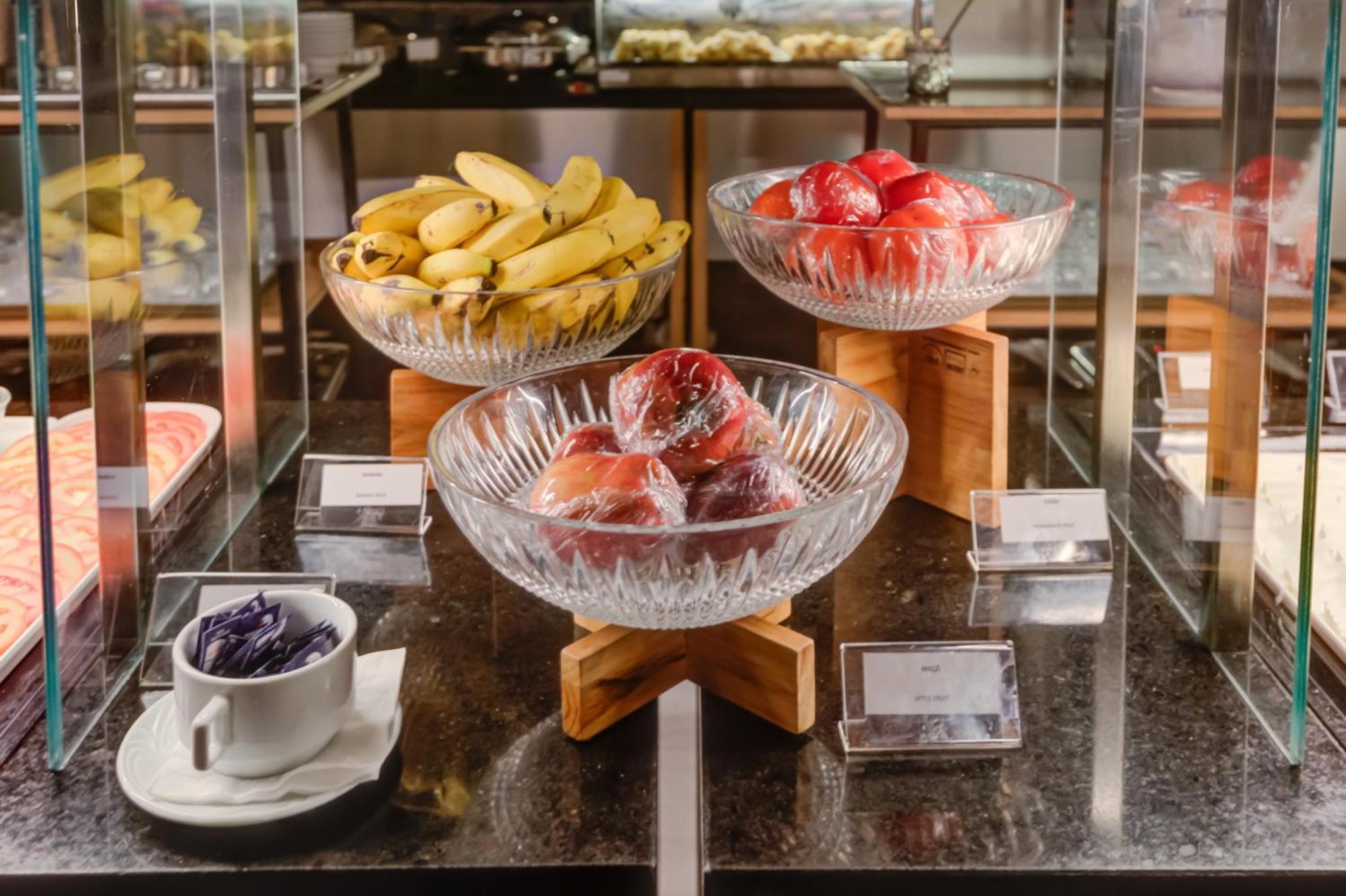 Radisson Sao Paulo Paulista Otel Dış mekan fotoğraf Fruit at a buffet